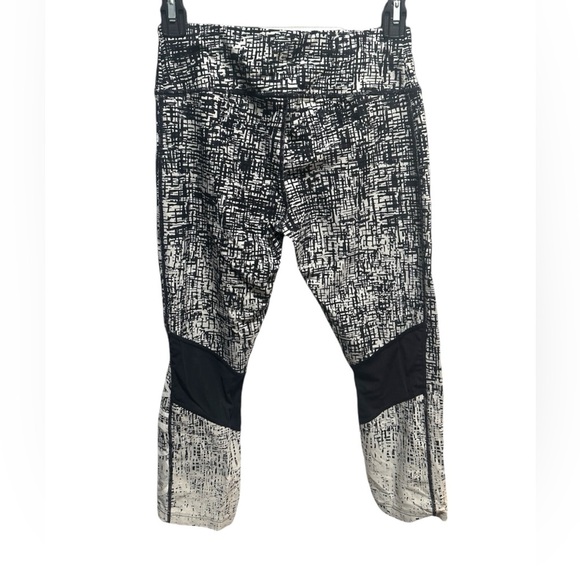 CALVIN KLIEN BLACK AND WHITE CAPRI LEGGINGS - Picture 2 of 3